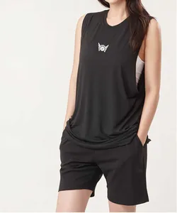 Detailansicht eines lockeren schwarzen Sport-Tanks für Herren mit weißem Logo auf der Brust