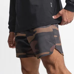 Vista detallada de pantalones cortos deportivos de camuflaje para hombre con abertura lateral