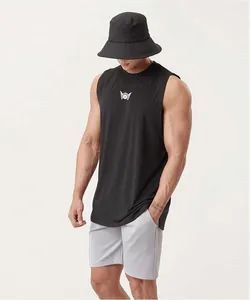 Seitenansicht eines locker sitzenden schwarzen Herren-Gym-Tops mit Seitenschlitz