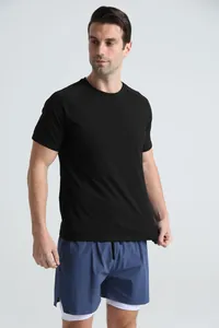 Modèle masculin portant un t-shirt de sport noir en coton à manches courtes pour fitness