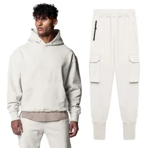 Survêtement de sport beige pour hommes avec sweat à capuche et pantalon cargo de face