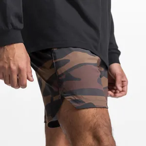 Vista detallada de los pantalones cortos de deporte de camuflaje de secado rápido para hombre