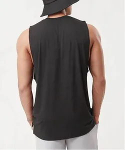 Rückansicht eines locker sitzenden schwarzen Herren-Fitness-Tanktops zum Sport