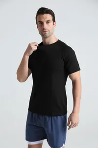 Gros plan d'un t-shirt de sport noir en coton à col rond sur un mannequin.