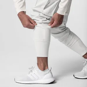 Détail rapproché d'un pantalon de jogging de sport gris ajusté pour hommes
