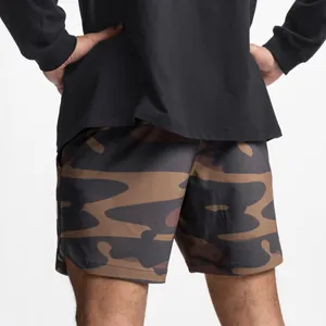 Detalle posterior de pantalones cortos deportivos de camuflaje de secado rápido hombre