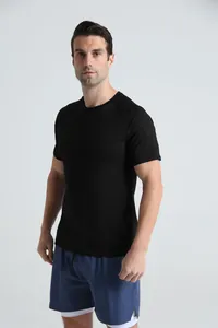 Gros plan d'un t-shirt de sport noir à col rond pour hommes pour l'entraînement
