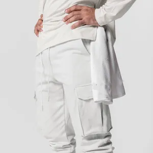 Détail d'un pantalon de jogging cargo blanc ajusté pour homme avec plusieurs poches