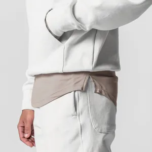 Détails de l'ourlet superposé et de la poche sur un ensemble de sport blanc homme