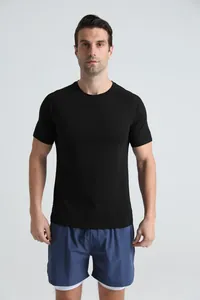 T-shirt de sport noir pour homme, coton, col rond pour le fitness et l'entraînement.