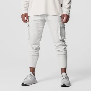 Gros plan sur le pantalon de jogging cargo gris clair ajusté pour homme avec poches