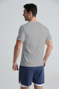Vue arrière détaillée d'un t-shirt de sport respirant pour hommes en coton gris clair à col rond