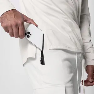 Détail du pantalon de jogging pour homme avec une poche latérale zippée pratique