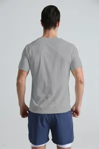 Vue détaillée du dos d'un t-shirt de sport gris pour hommes avec manches raglan