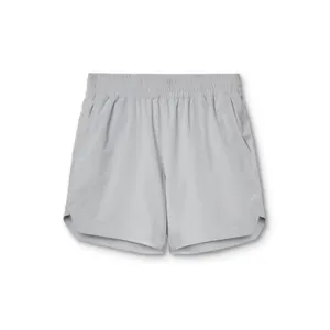 Vista frontal de pantalones cortos deportivos grises de secado rápido para hombre