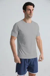 Vue de trois-quarts d'un modèle masculin portant un t-shirt gris et un short bleu