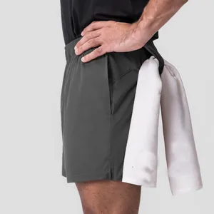 Primer plano de pantalones cortos deportivos para hombre con un lazo para toalla funcional