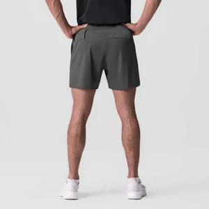 Vista trasera de pantalones cortos deportivos de secado rápido gris oscuro hombre