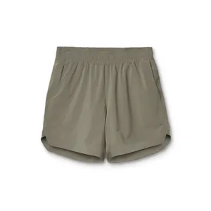 Vista detallada de pantalones cortos deportivos verde oliva de secado rápido para hombre