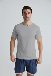 Vue de face du t-shirt de sport gris pour homme avec col rond pour le fitness.