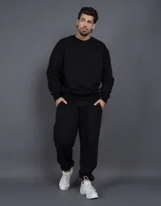 Vista completa del conjunto de sudadera de cuello redondo con forro polar y pantalón negro.