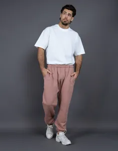 Vista dettagliata di pantaloni jogger in pile malva con scarpe da ginnastica bianche