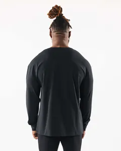 Rückenansicht eines locker sitzenden schwarzen Herren-Langarm-Sport-T-Shirts für Fitness