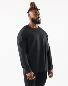 Seitenansicht eines lockeren schwarzen Langarm-Sport-T-Shirts für Herren zum Fitnesstraining