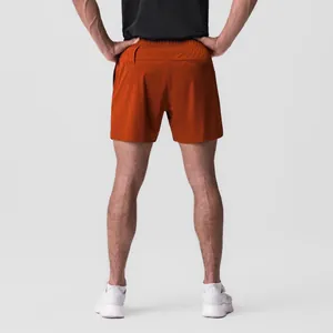 Detalle de la vista trasera de los pantalones cortos deportivos de tejido de secado rápido.