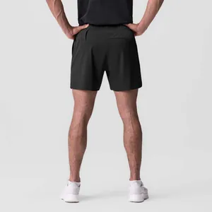 Vista trasera de pantalones cortos deportivos negros de hombre de secado rápido y tejido.