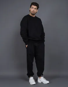 Vista completa del conjunto de sudadera de cuello redondo y pantalón de felpa negra