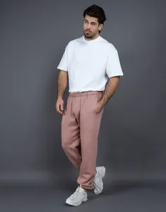 Dettaglio dei comodi pantaloni della tuta oversize in pile 400G color malva su un modello