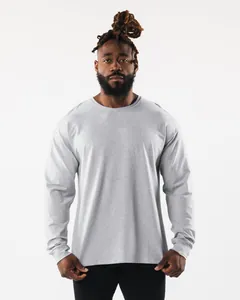 Vorderansicht eines grauen langärmeligen Sport-T-Shirts an einem männlichen Model