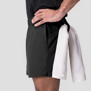 Detalle lateral de primer plano de pantalones cortos deportivos tejidos negros de secado rápido