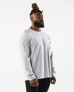 Seitenansicht graues Herren-Langarmshirt in lockerer Passform für Fitness und Sport