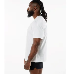 Profil latéral d'un t-shirt de sport en coton blanc à col rond pour homme fitness.