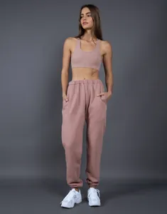 Dettaglio dei joggers in pile 400G rosa polvere da donna con reggiseno sportivo
