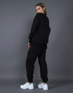 Vista detallada de un chándal de forro polar negro oversize para la temporada otoño-invierno