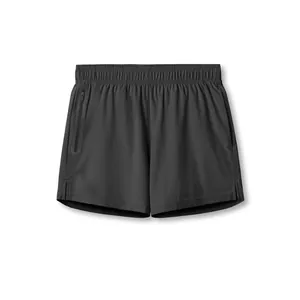 Vista detallada de pantalones cortos deportivos de tejido de secado rápido gris oscuro.