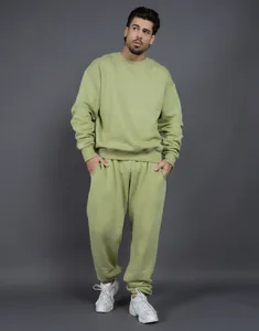 Detalle de un conjunto de sudadera y jogger para hombre en color verde salvia.