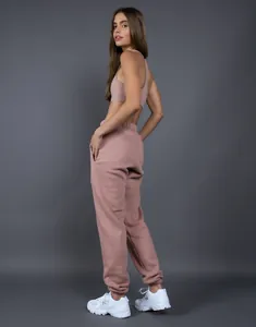Vista laterale che mostra la vestibilità dei pantaloni jogging in pile 400G rosa.