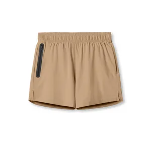 Vista frontal de los pantalones cortos deportivos caqui para hombre con cremallera
