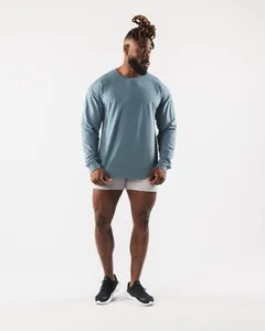 Sportlicher Mann in einem locker sitzenden blauen Langarm-T-Shirt für das Fitnesstraining