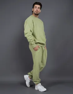 Modelo masculino con sudadera de forro polar verde lima y pantalones de chándal holgados