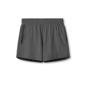 Pantalones cortos deportivos de secado rápido para hombre en gris oscuro con cremallera.