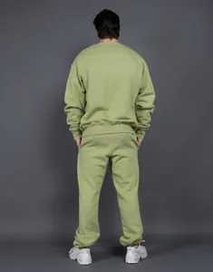 Vista trasera de conjunto de dos piezas sudadera y pantalón de felpa verde salvia