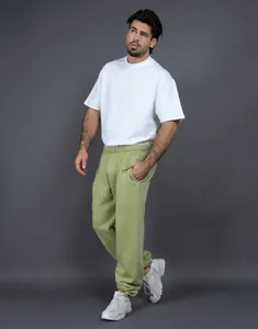 Modello professionale che indossa pantaloni jogging verde oliva in pile e t-shirt