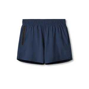 Vista frontal del pantalón corto deportivo azul marino de secado rápido con bolsillo de cremallera