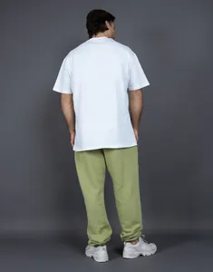 Vista posteriore di pantaloni sportivi verdi oversize foderati in pile per l'autunno