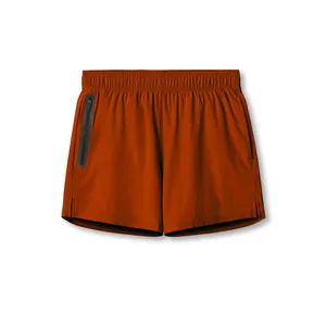 Detalle de los pantalones cortos deportivos naranja para hombre con bolsillo y cintura